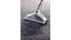 Dokładne czyszczenie dywanów dzięki użyciu specjalnego środka