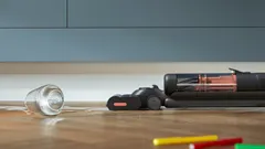 Dosáhne hluboko pod nízký nábytek